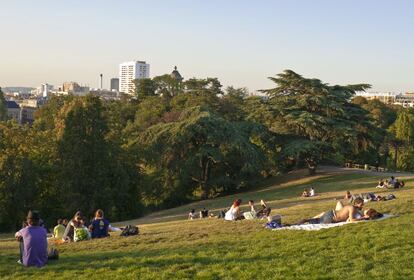 Parisienses tomando el sol en el parque de Buttes Chaumont, al norte de la capital francesa.