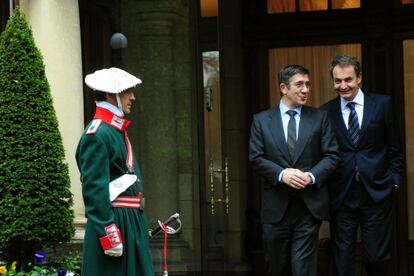 López y Zapatero salen ayer de Ajuria Enea.