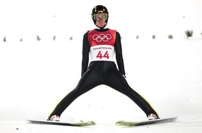 El austriaco Stefan Kraft tras su salto en el Centro de Salto de Esquí celebrado Alpensia, el 17 de febrero.