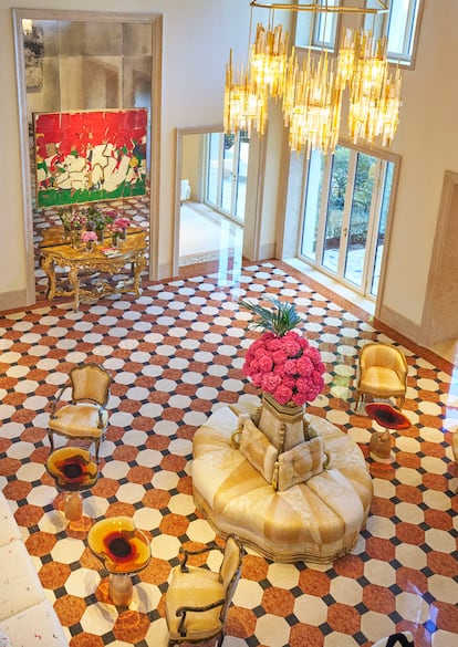 El nuevo vestíbulo, que se abre desde el lobby original. El suelo de terrazo veneciano reproduce el de la vecina basílica del Santissimo Redentore. Al fondo, una obra de Vik Muniz.      