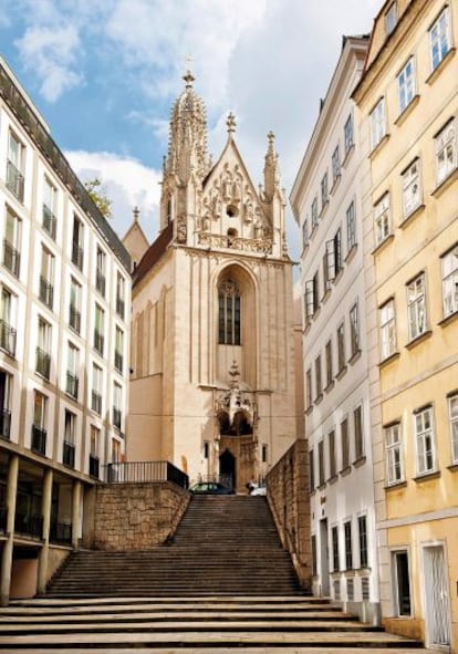 En la iglesia de Maria Am Gestade, Jesse cuenta a Céline cómo fue la boda cuáquera a la que asistió. Ni una francesa podría resistirse a esto.