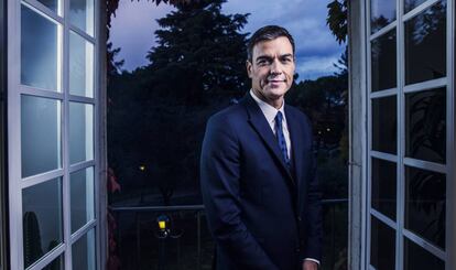 Pedro Sánchez, junto a un balcón del edificio de presidencia del palacio de la Moncloa.