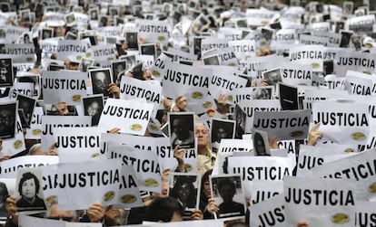 Una manifestación pide justicia en el 'caso AMIA', en Buenos Aires en 2013.