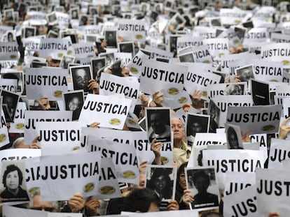 Una manifestación pide justicia en el 'caso AMIA', en Buenos Aires en 2013.