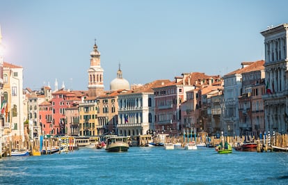 'Vaporetto', góndolas y otras embarcaciones por el Gran Canal de Venecia (Italia).