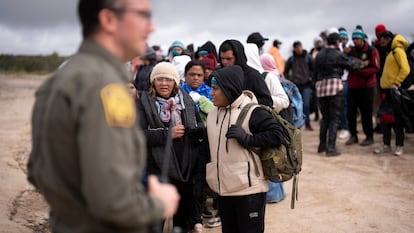 Migrantes peruanas escuchan las instrucciones de un agente de la Patrulla Fronteriza en la frontera de Estados Unidos con México, en abril de 2024.