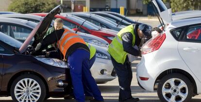 Varios operarios revisan los Ford Fiesta de la sexta generación salidos por la línea de montaje de la factoría Ford de Almussafes. EFE/Archivo