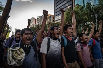 Miles de personas asisten a la marcha por el 9no aniversario de la desaparición de los 43 estudiantes desaparecidos de Ayotzinapa, en Ciudad de México el 26 de septiembre de 2023.