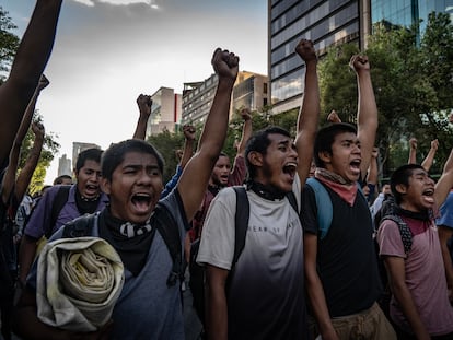 Miles de personas asisten a la marcha por el 9no aniversario de la desaparición de los 43 estudiantes desaparecidos de Ayotzinapa, en Ciudad de México el 26 de septiembre de 2023.