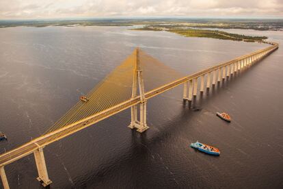 Ponte sobre o rio Negro.