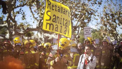 Manifestación de médicos y bomberos ante el Parlament