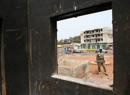 Un soldado visto desde la ventana de una comisaría de Conakry quemada el fin de semana pasado.