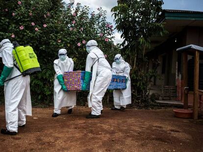 Personal de Sanidad trasladan el cuerpo de una víctima del ébola, cerca de la ciudad congoleña de Beni.