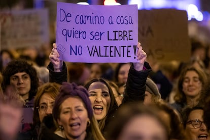 Una mujer sostiene una pancarta en la marcha del 8M de 2024 en Madrid