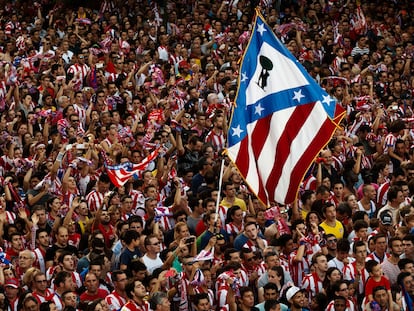 Los seguidores del Atlético de Madrid ondean una bandera con su escudo durante las celebraciones del título de Liga de 2014.