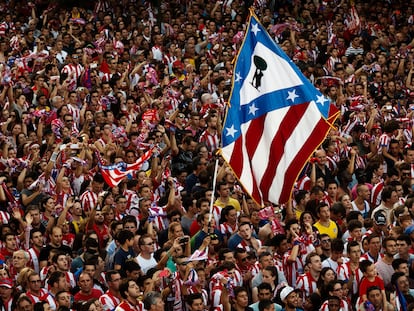 Los seguidores del Atlético de Madrid ondean una bandera con su escudo durante las celebraciones del título de Liga de 2014.