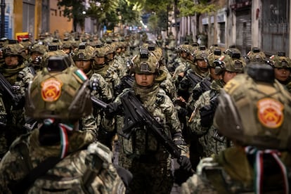 Un batallón conformado por mujeres hace una formación, durante su llegada al desfile militar.