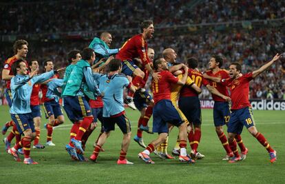 Los jugadores de la selección española se abrazan con Casillas y Cesc tras eliminar a Portugal en la tanda de penaltis.