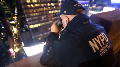 Un agente de la NYPD vigilando la plaza de Times Square
