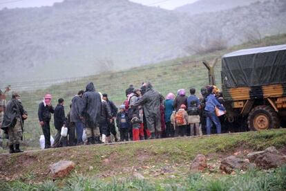 Refugiados sirios llegan hoy a la frontera turca en Reyhanli, en Antakya, huyendo de los combates en el norte de Siria.