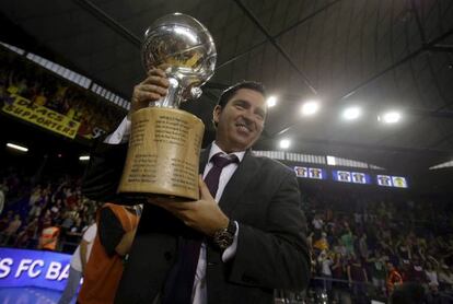 Xavi Pascual, levanta el trofeo de la liga ACB