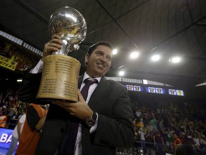 Xavi Pascual, levanta el trofeo de la liga ACB