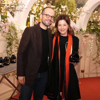 Daniel García, director de ICON, y Lola Sánchez, directora general de Loewe Perfumes España, en la entrega del premio Perfume Icono para Loewe Esencia Eau de Parfum.