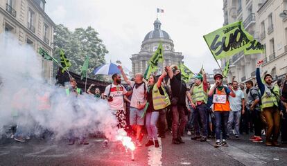 Trabajadores de la compañía pública de ferrocarriles SNCF durante una protesta en París este lunes.