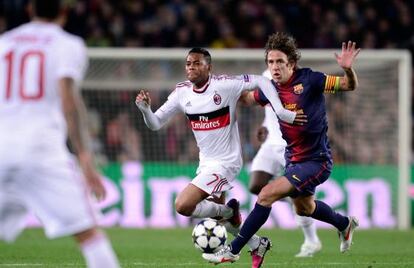 Puyol persigue a Robinho en el último duelo ante el Milan.