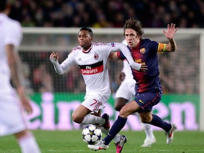 Puyol persigue a Robinho en el último duelo ante el Milan.