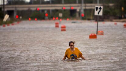 Una mujer camina por una calle inundada en Savannah, Georgia.