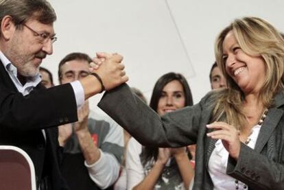 La ministra de Sanidad, Trinidad Jiménez, junto al el candidato del PSOE a la Alcaldía de Madrid, Jaime Lissavetzky, durante el acto de cierre de su campaña.