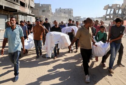 Habitantes de Gaza portan los cuerpos de varias personas que murieron por los bombardeos israelíes cuando dormían de madrugada en tiendas de campaña junto al hospital Nasser, en Jan Yunis, según las autoridades médicas de la Franja.