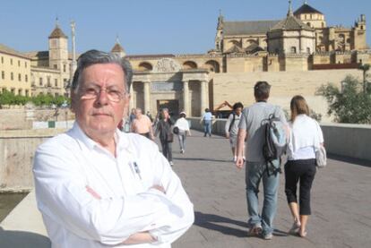 El arquitecto Juan Cuenca posa ante la puerta del Puente Romano, parte del rea en torno al ro Guadalquivir que ha rehabilitado.