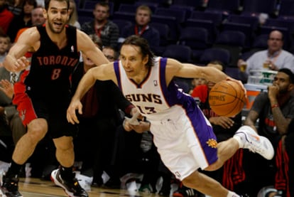 Nash, de los Phoenix Suns, pasa frente a Calderón.