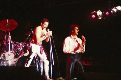 Freddie Mercury con Tony Hadley, de Spandau Ballet, durante un concierto celebrado en 1985 en Auckland (Nueva Zelanda). La actuación estuvo a punto de acabar en desastre debido a la borrachera del líder de Queen, que necesitó la ayuda de varios asistentes para subirse al escenario.