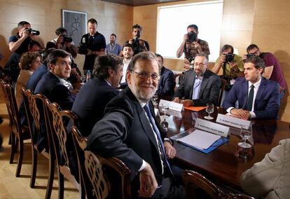 Mariano Rajoy y Albert Rivera durante la reunion para alcanzar el acuerdo entre el Grupo Popular y Ciudadanos en el Congreso de los Diputados.