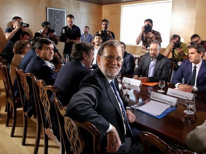 Mariano Rajoy y Albert Rivera durante la reunion para alcanzar el acuerdo entre el Grupo Popular y Ciudadanos en el Congreso de los Diputados.