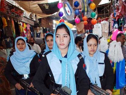 Policías paquistaníes patrullan un mercado en la ciudad de Multan.