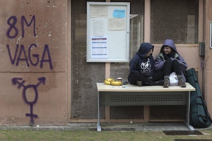 Dos estudiantes en la huelga del 8-M.