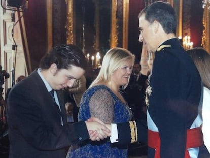 Francisco Nicolás Gómez-Iglesias greets Felipe VI on the day of his coronation.