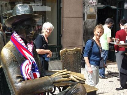 La estatua de Pessoa en Lisboa, con bufanda rojiblanca. 