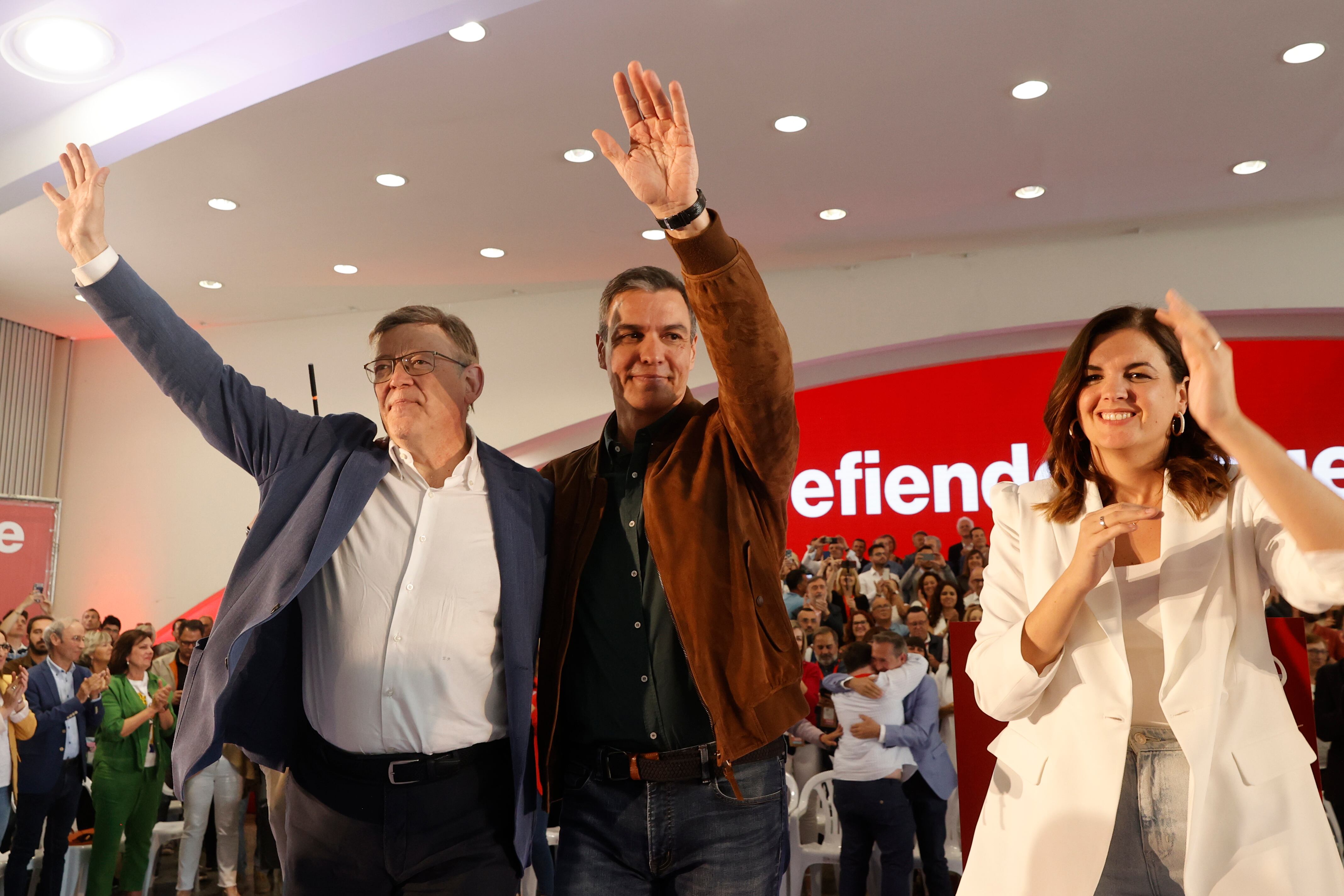 Desde la izquierda, el presidente de la Generalitat de la Comunidad Valenciana, Ximo Puig; el secretario general del PSOE, Pedro Sánchez, y la candidata del partido a la alcaldía de Valencia, Sandra Gómez, este domingo.