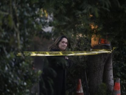 Una mujer se asoma al área donde la policía de San Bernardino interceptó a los sospechosos.