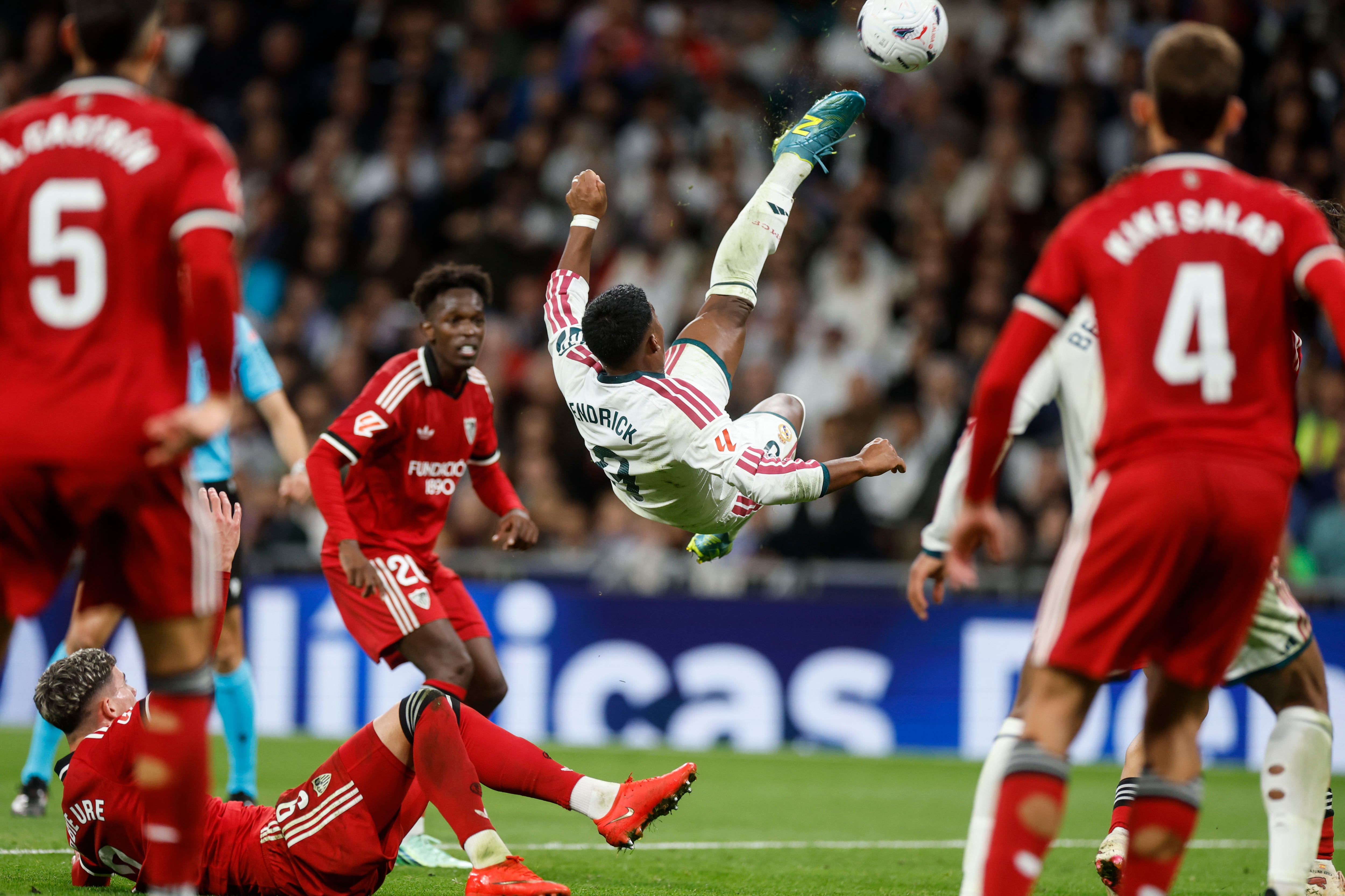 Mourinho remueve los cimientos de la alineación