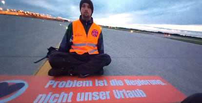 Un miembro de Última Generación bloquea una de las pistas del aeropuerto de Múnich, este sábado.