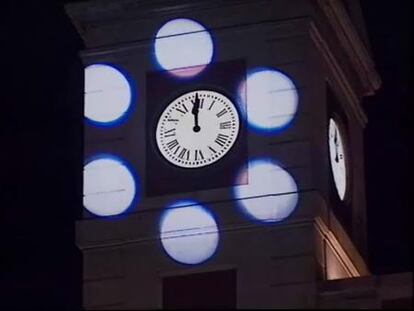 Cientos de personas llenan la Puerta del Sol para el ensayo general de las campanadas