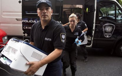 Polic&iacute;as se disponen a registrar las oficinas de Nisman.