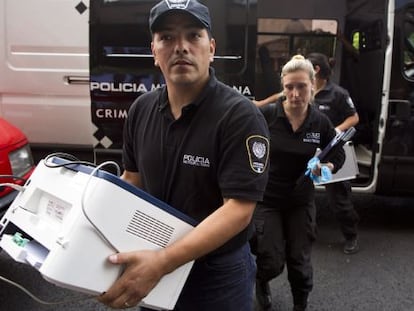 Polic&iacute;as se disponen a registrar las oficinas de Nisman.