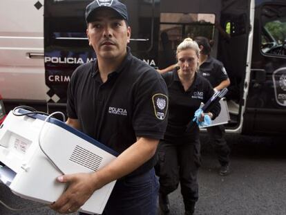 Policías se disponen a registrar las oficinas de Nisman.